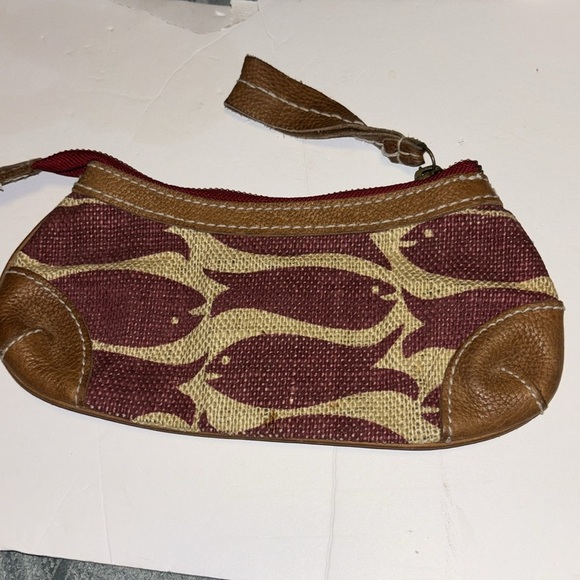 GAP RED AND TAN LEATHER FISH WRISTLET
SUPER CUTE PRELOVED - Picture 1 of 8